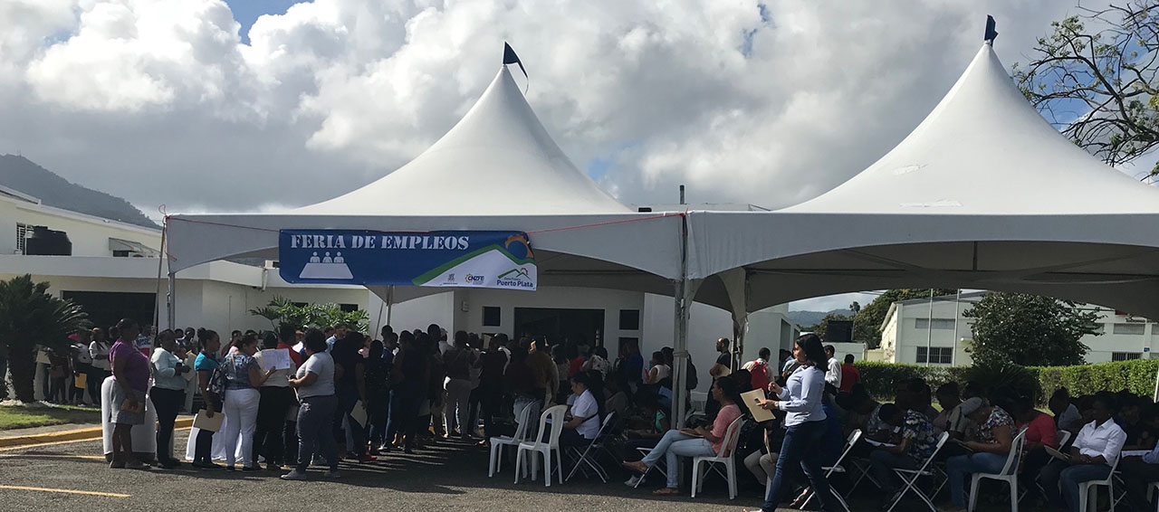 Cientos de personas acuden a feria de empleos de Zona Franca Puerto Plata